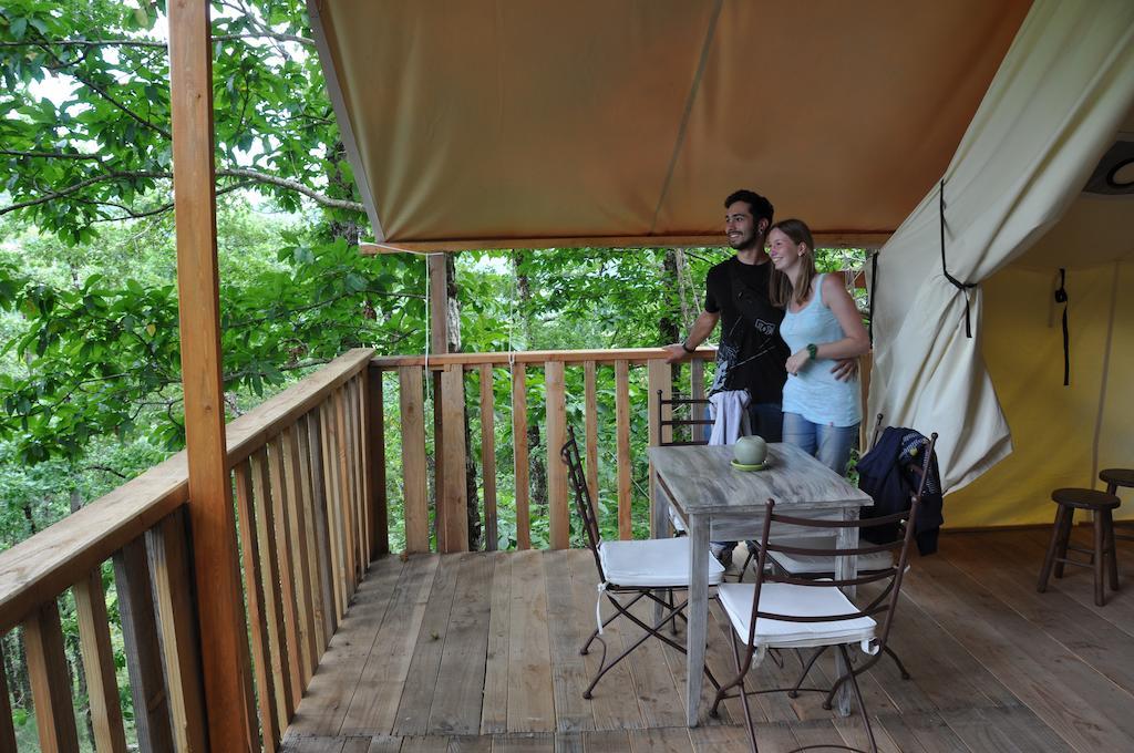 Camping Glamping Terre Rouge Hotel Villecomtal Quarto foto